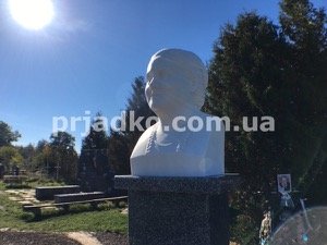 Фото бюста из белого мрамора женщине на кладбище.
