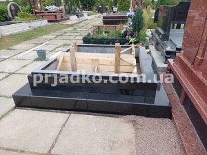 Монтаж элитного комплекса из гранита на кладбище.