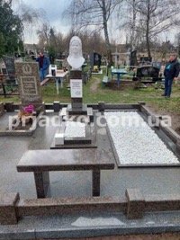 Женский бюст из мрамора на колонне. Фото на кладбище.
