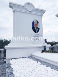 Изготовление мраморных памятников на заказ мужчинам. Фото на кладбище в Киеве.
