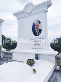 Изготовление современных памятников мужчинам в Киеве. Фото на могиле.