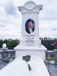 Изготовление современных памятников мужчинам в Киеве.