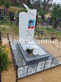Высота женского памятника из мрамора на могилу - 1,7 м.