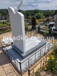 Вариант памятника женщине из белого мрамора. Фото на кладбище.