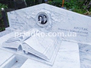 Мемориальный VIP комплекс на кладбище в Киеве. Размеры мраморного памятника: 2 х 0,8 м.