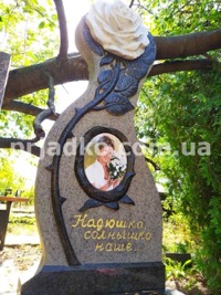 Красивый памятник для женщины на колумбарии.