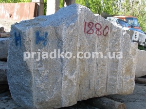 Размеры блока серого гранита для изготовления памятника:190 х 170 х 150 см.