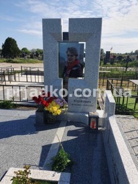 Вариант мужского памятника из белого гранита. Фото на могилу. 