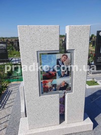 Обратная сторона памятника мужчине из белого гранита. Фотостекло коллаж.
