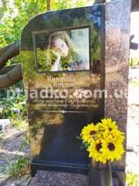 Женский памятник на одного. Размеры одинарного памятника: 150 х 70 х 10 см.