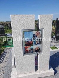 Обратная сторона памятника для мужчины с портретом в стекле.