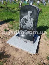 Фото памятника из природного камня; высота 1,7 м.