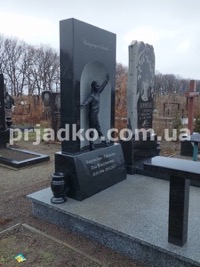 Памятник девушке по индивидуальному заказу. Фото на кладбище.