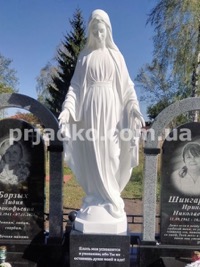 Религиозная скульптура Богородицы на колонне в ритуальном комплексе; высота статуи 180 см.