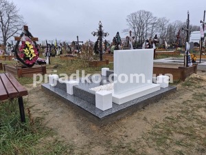 Высота женского памятника на одного человека 70 см.