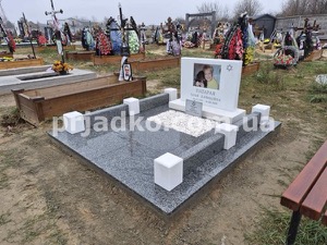 Женский памятник с портретом в стекле, фото на кладбище.