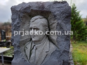 Памятник на одного человека мужчине с барельефом.