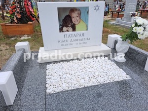 Индивидуальный памятник из белого мрамора; фото на кладбище.