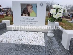 Мраморный памятник для матери на заказ; размеры: 90х70х10 см.