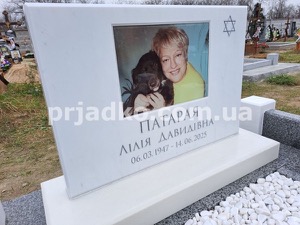 Мраморный памятник матери по индивидуальному проекту; высота 70 см.