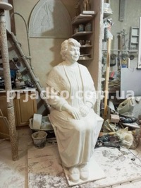 Высота женской скульптуры 160 см.