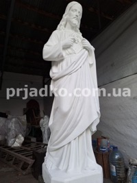 Мемориальная скульптура Иисуса Христа из белого бетона.