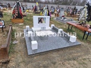 Женский памятник на одного человека, фото на кладбище.