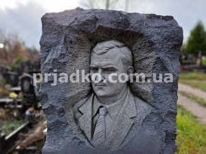 Мужской памятник на одного человека с барельефом.
