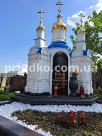 Элитный памятник мужчине в мемориальном комплексе.