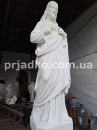 Мемориальная скульптура Иисуса Христа из белого бетона.