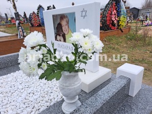 Памятник для женщины из белого мрамора.