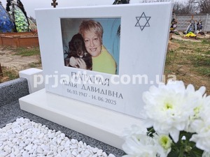 Красивый памятник матери из белого мрамора.