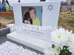 Красивый памятник матери из белого мрамора.