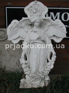 На фото фигура ангела. Скульптура ангела с крестом фото. Заказать ангела из мрамора для памятника, можно в магазине Ритуальной скульптуры в Киеве.