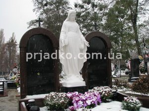 Фото скульптуры Божьей Матери на могиле. Скульптура Богородицы, установлена на кладбище. Купить скульптуру Богородицы, можно в магазине Ритуальной скульптуры в Киеве.