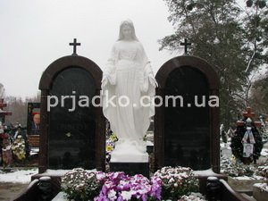На фото скульптура Божьей Матери, установлена на кладбище. Скульптура Богородицы фото после установки. Заказать статую Божьей Матери, можно со склада ЧП Прядко.