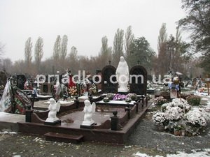 Фото установки скульптуры Богородицы. Памятник на двоих со статуей Божьей Матери. Купить, заказать статую Богородицы, можно со склада Ритуальной скульптуры в Киеве.
