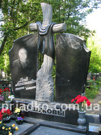 Памятник на двоих с крестом в ритуальном комплексе. Фото ВИП памятника на кладбище. Заказать ВИП памятник для элитного комплекса, можно с нашего сайта прямо сейчас.