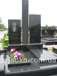 Индивидуальный памятник на двоих в элитном комплексе. Фото установленного ритуального комплекса на кладбище. Доступная цена ритуального комплекса из гранита сегодня.
