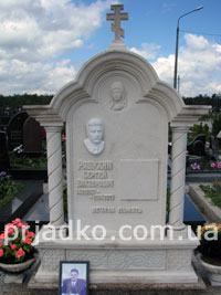 Памятник класса Люкс из мрамора в элитном комплексе фото. Изготовление элитных памятников из мрамора для кладбища по доступной цене в Киеве. Гарантия на памятник 10 лет.