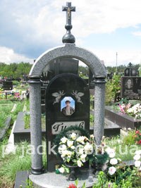 Памятник на одного с колоннами на кладбище. Изготовление элитных комплексов в Киеве по индивидуальному проекту. Доступная цена комплекса из гранита; гарантия на элитный комплекс 10 лет.