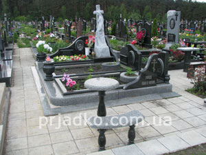 Элитный комплекс со скульптурой из гранита на кладбище фото. Изготовление элитных комплексов в Киеве по индивидуальному проекту; Доступная цена ритуального комплекса из гранита сегодня.