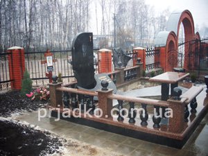 Фото установленного элитного комплекса на кладбище. Семейный комплекс из комбинированного гранита цена согласно проекта памятника.