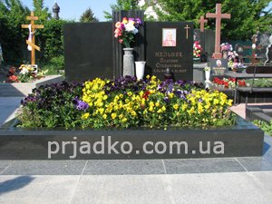 Современный памятник по индивидуальному проекту. Большой выбор современных памятников - на складе скульптуры в Киеве.