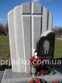 Монументальный памятник из комбинированного гранита фото на кладбище Берковцы. Изготовление памятников по доступной цене в Киеве с гарантией 10 лет. Цена комплекса из гранита доступная.