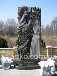На фото памятник ВИП класса в элитном комплексе. Элитный памятник из гранита в ритуальном комплексе фото. Изготовление элитных комплексов в Киеве по индивидуальному проекту.