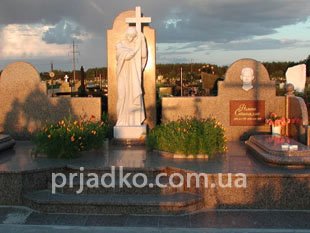 Фото мраморной статуи в элитном комплексе. Изготовление элитных статуй из мрамора для ритуальных комплексов. Заказать статуи Святых из мрамора с установкой на кладбище, можно с нашего сайта.