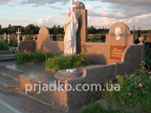 Элитный комплекс с фигурой из мрамора на кладбище. Фото установленного комплекса из гранита на кладбище в Киеве. Цена комплекса из гранита доступная.