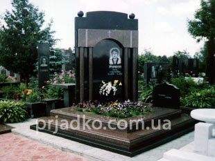 Гранитный комплекс класса Люкс на кладбище в Киеве. Памятник ВИП класса в элитном комплексе фото. Цена ВИП памятника согласно проекта.