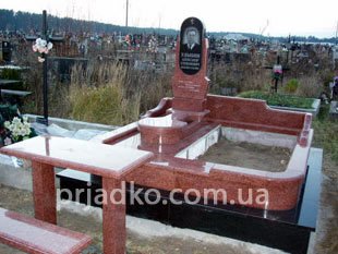 Памятник из гранита в элитном комплексе фото. Установленный памятник на одного на могилу фото. Заказать памятник в Киеве, можно в офисе СПД Прядко.